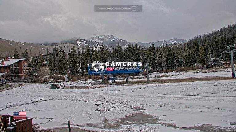 Apex Express and Sunrise Lift Lines Webcam, Utah, USA.
